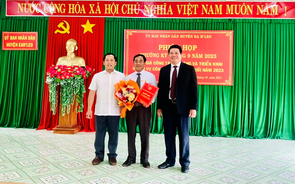 UBND huyện Ea H’Leo: Công bố và trao Quyết định điều động, bổ nhiệm cán bộ và nghỉ hưu 